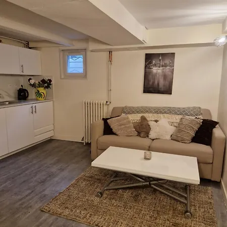 Apartment Break Moment In Paris By Metro 7 *