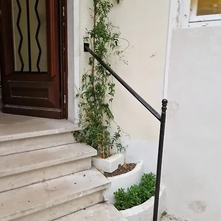 Apartment Break Moment In Paris By Metro 7 *